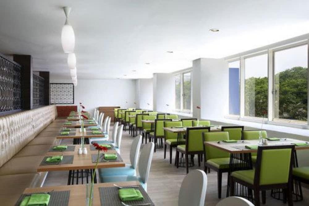 Hotel Santika Kelapa Gading Jacarta Exterior foto