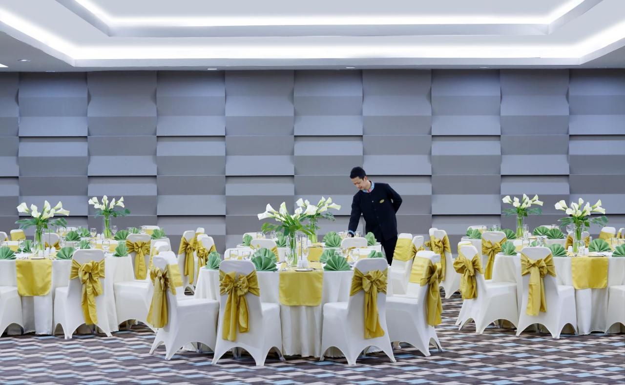 Hotel Santika Kelapa Gading Jacarta Exterior foto